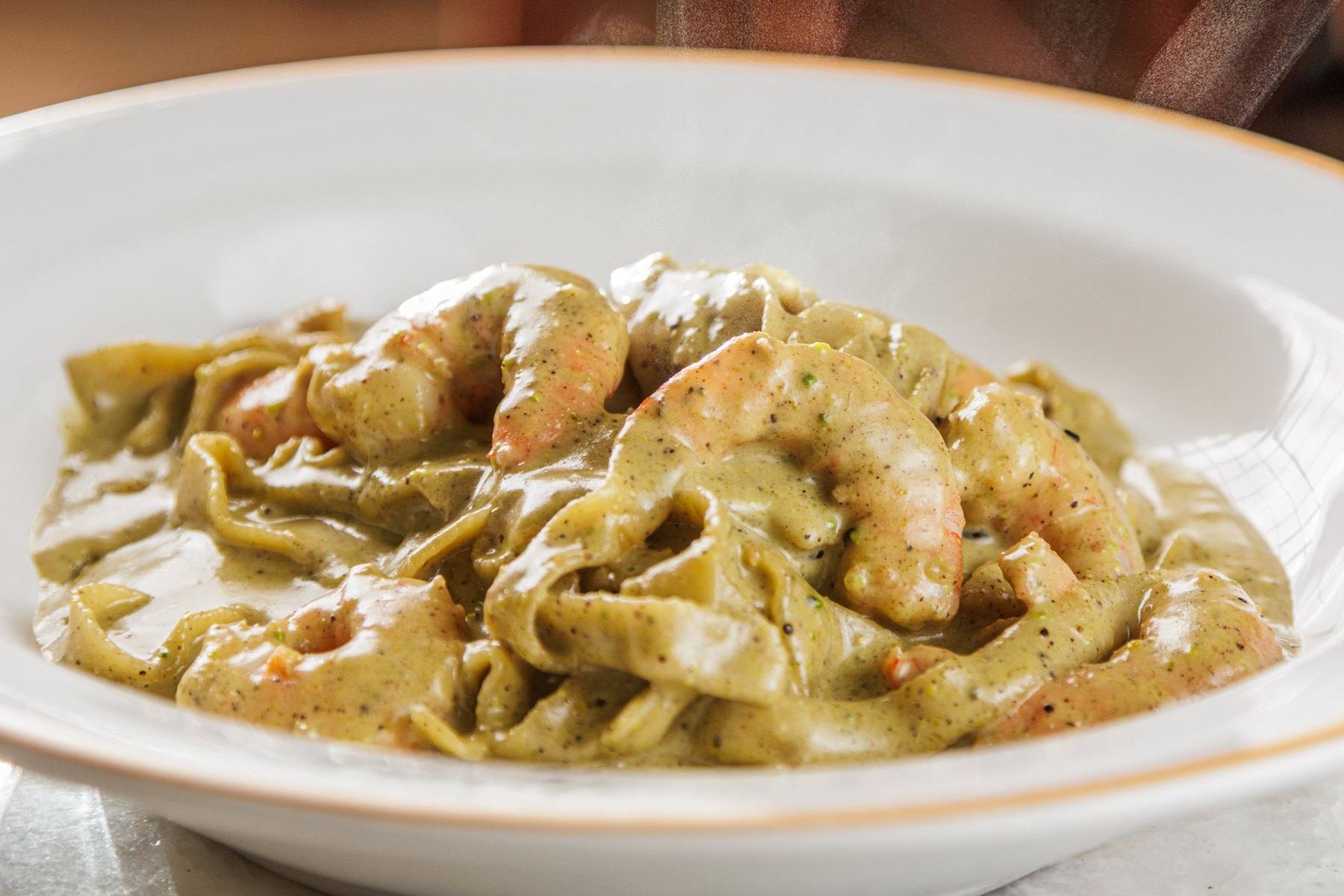 Tagliolini em molho cremoso de pistache com camarões grelhados